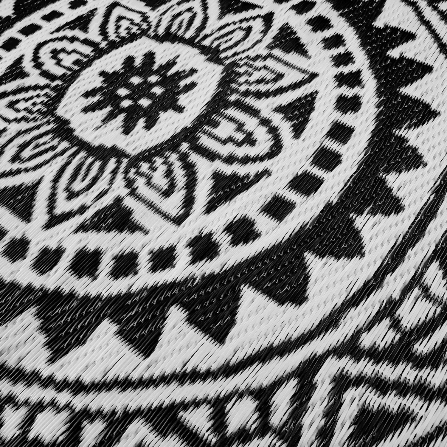 In- & Outdoor-Teppich Circles L 180 X B 118cm COLOUR CLASH In Schwarz-Weiß 7 In- & Outdoor-Teppich Circles L 180 X B 118cm COLOUR CLASH In Schwarz-Weiß – Bild 5